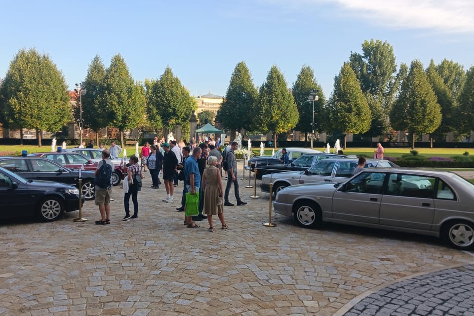Exhibition of historic government vehicles in the garden of the Straka Academy | Photo: Lenka Žižková, Radio Prague International Exhibition of historic government vehicles in the garden of the Straka Academy | Photo: Lenka Žižková, Radio Prague International