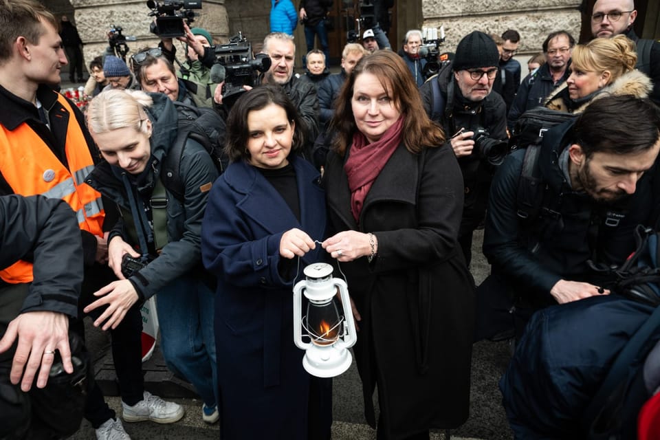 Dean Eva Lehečková and Rector Milena Králíčková with the light | Photo: René Volfík, iROZHLAS.cz Dean Eva Lehečková and Rector Milena Králíčková with the light | Photo: René Volfík, iROZHLAS.cz