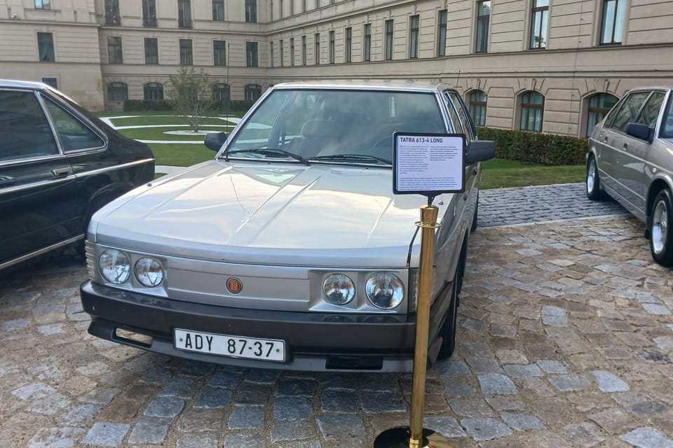 The Tatra 613-4 LONG vehicle served in the Government Office in the eighties. | Photo: Lenka Žižková, Radio Prague International The Tatra 613-4 LONG vehicle served in the Government Office in the eighties. | Photo: Lenka Žižková, Radio Prague International