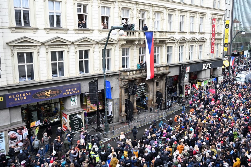 Crowd of people in front of the Metro Palace | Photo: Zuzana Jarolímková, iROZHLAS.cz Crowd of people in front of the Metro Palace | Photo: Zuzana Jarolímková, iROZHLAS.cz