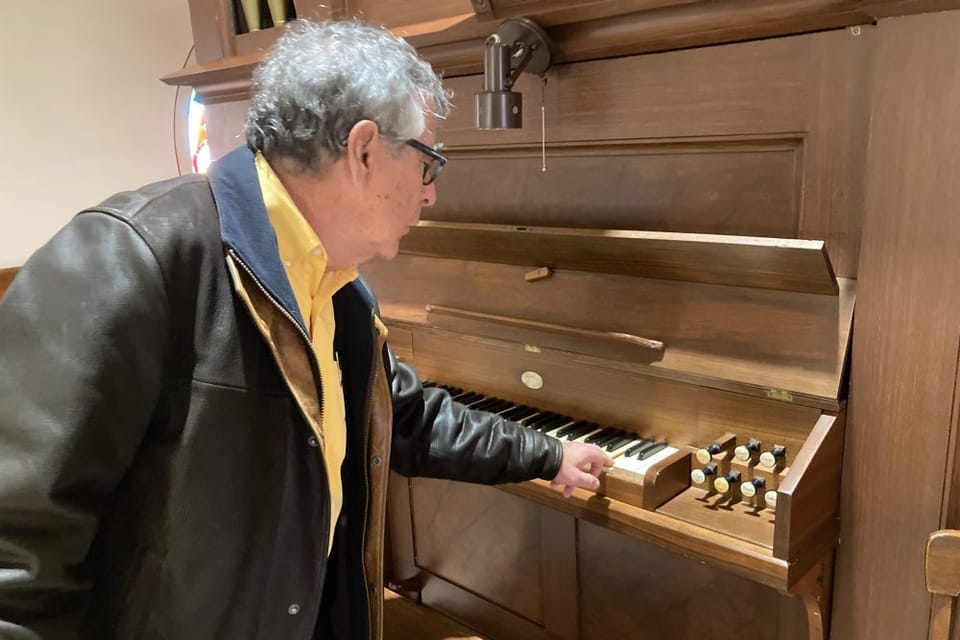 Steven Klimesh at the keyboard of the organ in the church of St. Wenceslas | Photo: Pavel Novák,  Czech Radio