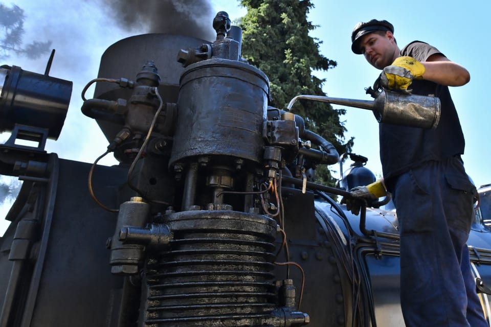 Lubricating the compressor in Osoblaha,  and then it's back to Třemešná | Photo: Břetislav Tureček,  Radio Prague International
