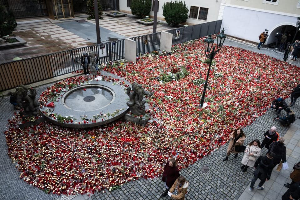 Thousands of candles in front of the Carolinum | Photo: René Volfík, iROZHLAS.cz Thousands of candles in front of the Carolinum | Photo: René Volfík, iROZHLAS.cz