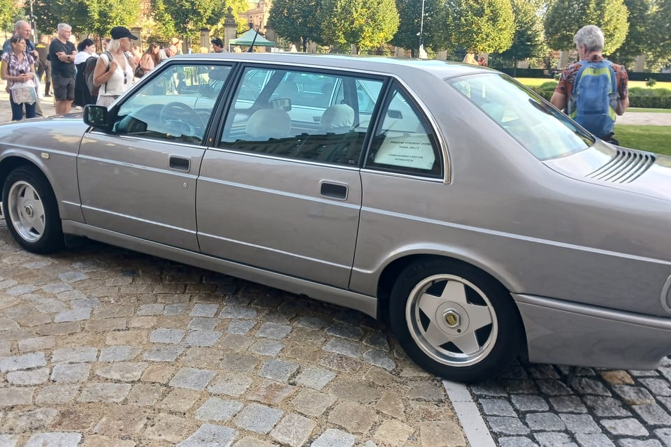 Tatra 700-2, Prime Minister Miloš Zeman's favorite car (with extra ashtray) | Photo: Lenka Žižková, Radio Prague International Tatra 700-2, Prime Minister Miloš Zeman's favorite car (with extra ashtray) | Photo: Lenka Žižková, Radio Prague International