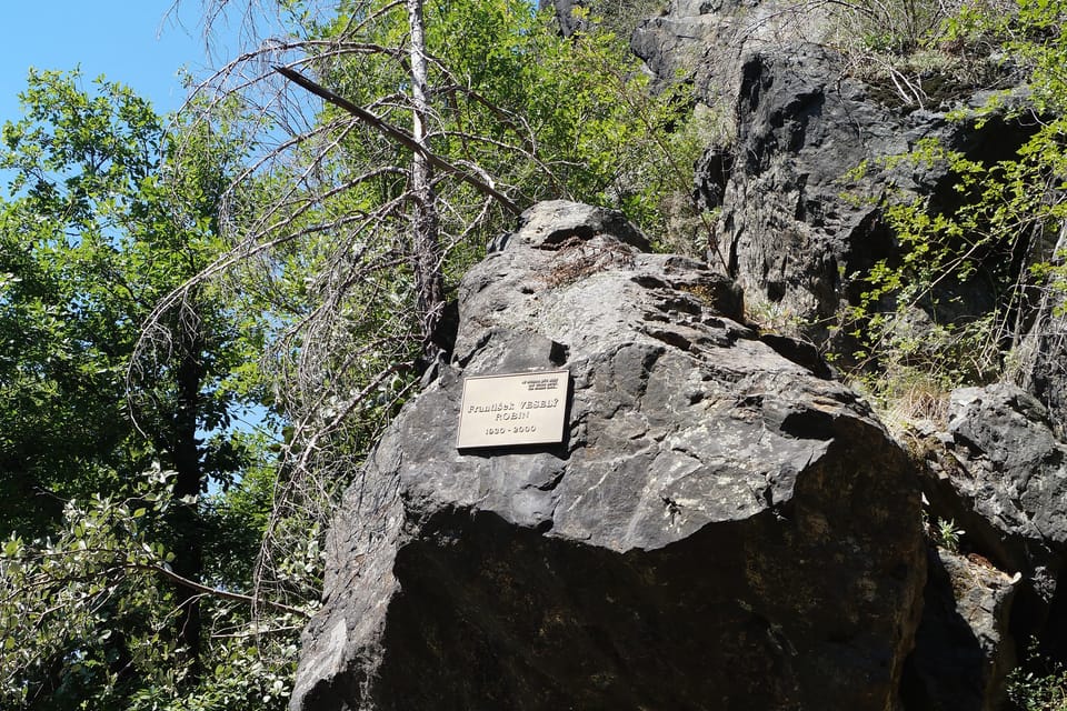 Monument to František “Robin” Veselý by the Albert lookout spot | Photo: Miloš Turek,  Radio Prague International