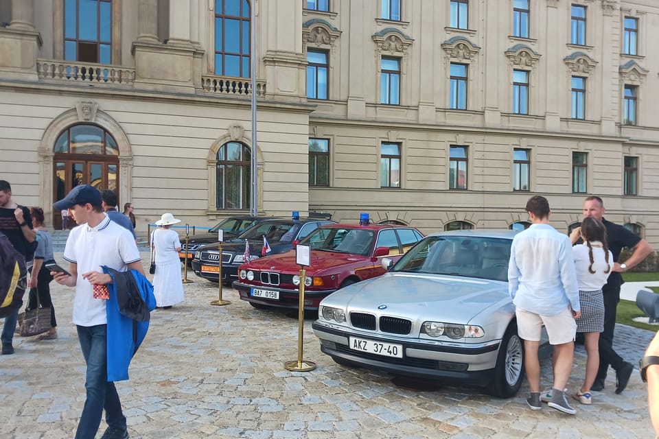 Exhibition of historic government vehicles in the garden of the Straka Academy | Photo: Lenka Žižková, Radio Prague International Exhibition of historic government vehicles in the garden of the Straka Academy | Photo: Lenka Žižková, Radio Prague International