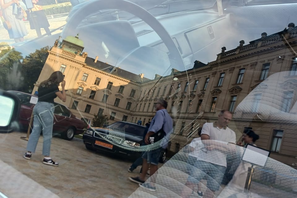 Exhibition of historic government vehicles in the garden of the Straka Academy | Photo: Lenka Žižková,  Radio Prague International