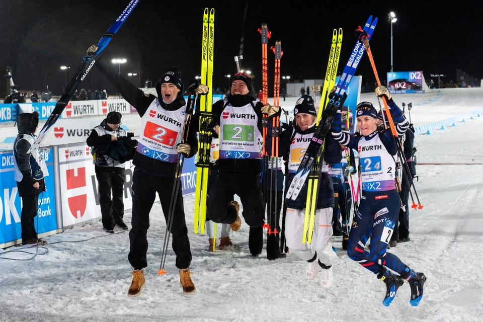 At the finish of the mixed relay race, the French team rejoiced in winning | Photo: Zuzana Jarolímková, iROZHLAS.cz At the finish of the mixed relay race, the French team rejoiced in winning | Photo: Zuzana Jarolímková, iROZHLAS.cz