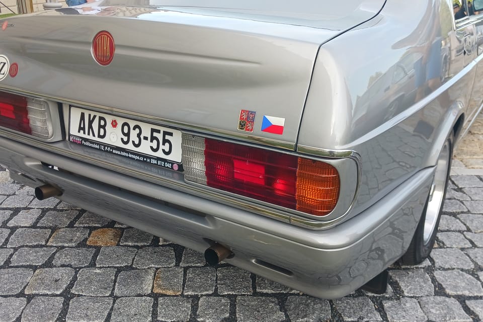 Tatra 700-2, Prime Minister Miloš Zeman's favorite car (with extra ashtray) | Photo: Lenka Žižková, Radio Prague International Tatra 700-2, Prime Minister Miloš Zeman's favorite car (with extra ashtray) | Photo: Lenka Žižková, Radio Prague International
