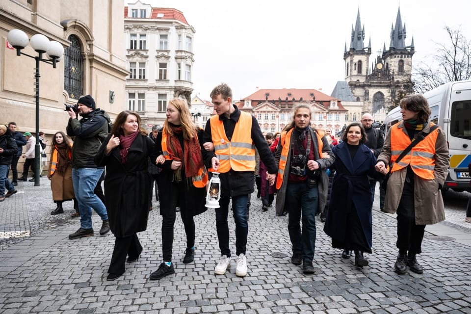 March "Carrying of the Light" headed by Milena Králíčková, Charles University Rector and Eva Lehečková, Dean of the Faculty of Arts | Photo: René Volfík, iROZHLAS.cz March "Carrying of the Light" headed by Milena Králíčková, Charles University Rector and Eva Lehečková, Dean of the Faculty of Arts | Photo: René Volfík, iROZHLAS.cz
