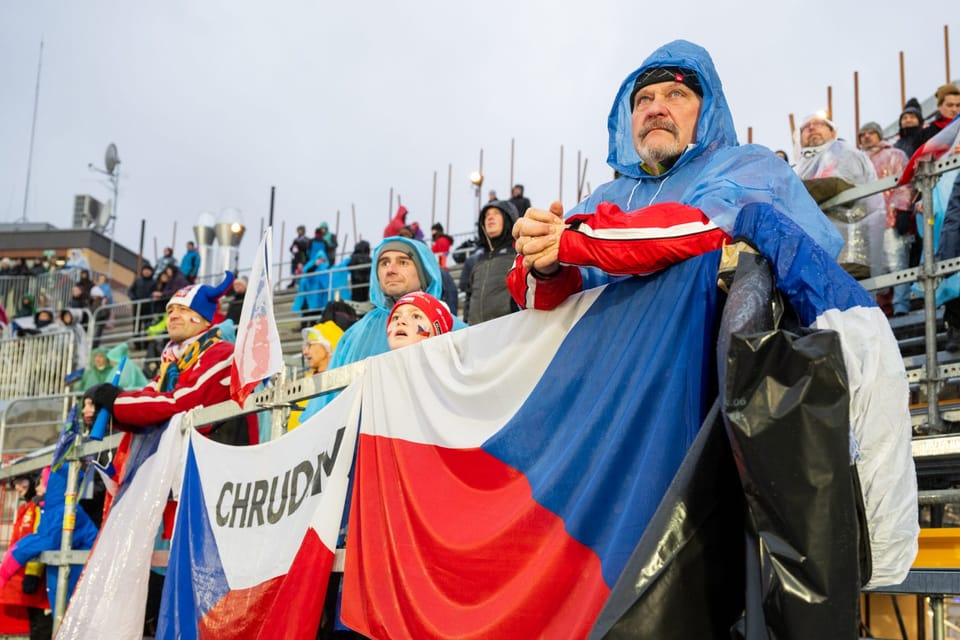 Despite the bad weather the fans supported the biathletes | Photo: Zuzana Jarolímková, iROZHLAS.cz Despite the bad weather the fans supported the biathletes | Photo: Zuzana Jarolímková, iROZHLAS.cz