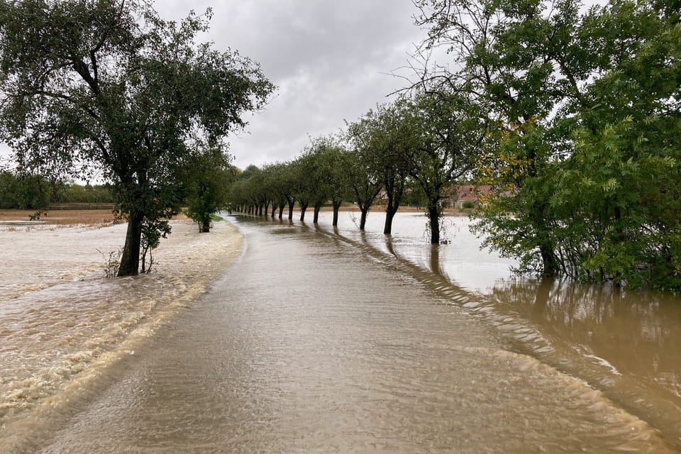 Flooded road near Poděčele in the Chrudim region | Photo: Honza Ptáček, Czech Radio Flooded road near Poděčele in the Chrudim region | Photo: Honza Ptáček, Czech Radio