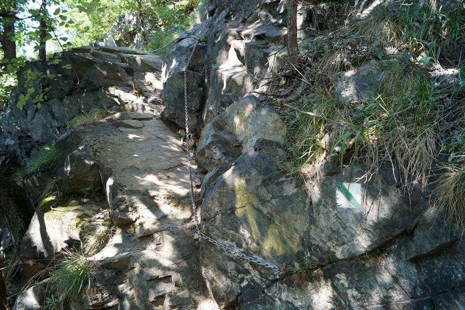 There are chains on some sections of the trail for safety reasons | Photo: Miloš Turek,  Radio Prague International