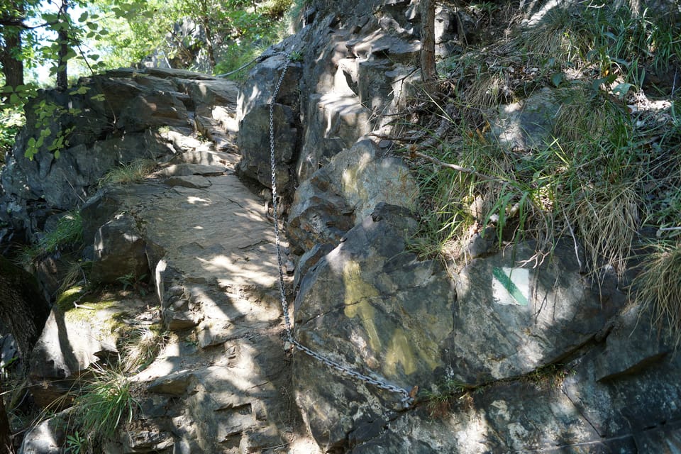 There are chains on some sections of the trail for safety reasons | Photo: Miloš Turek, Radio Prague International There are chains on some sections of the trail for safety reasons | Photo: Miloš Turek, Radio Prague International