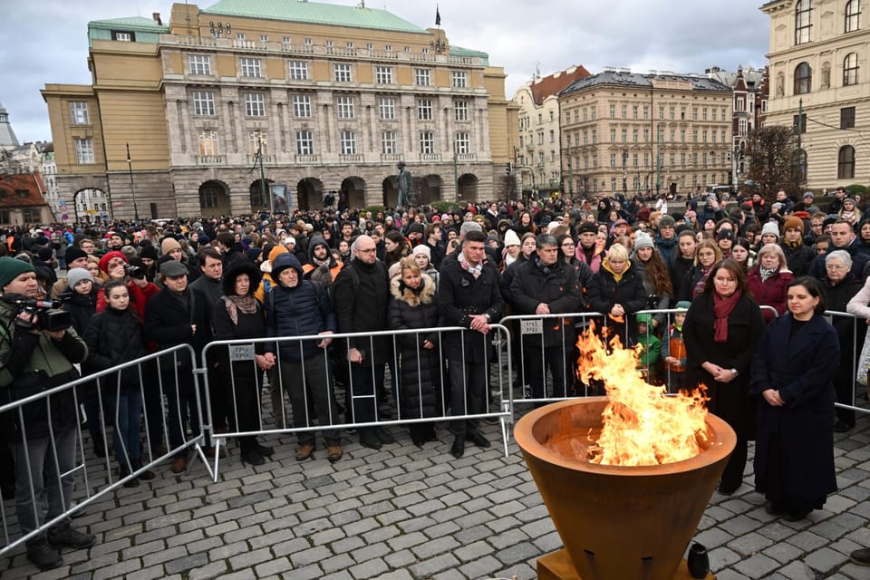 Litting a commemorative fire on Jan Palach Square | Photo: René Volfík, iROZHLAS.cz Litting a commemorative fire on Jan Palach Square | Photo: René Volfík, iROZHLAS.cz
