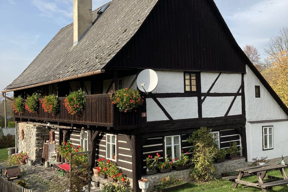 The walled house in Zubrnice | Photo: Anna Kubišta,  Radio Prague International