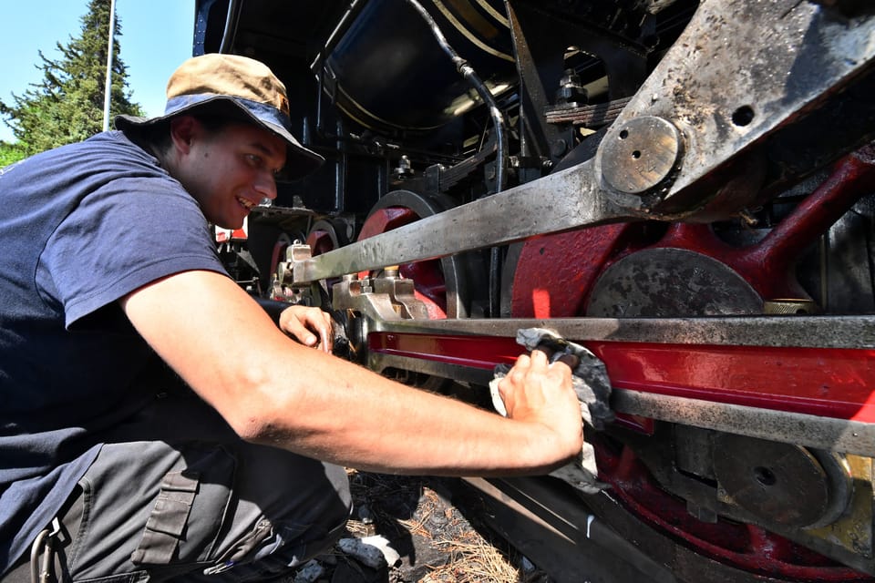 Regular maintenance of locomotive U 57.001,  which was manufactured by Škoda in the 1930s for the Yugoslav Railways | Photo: Břetislav Tureček,  Radio Prague International