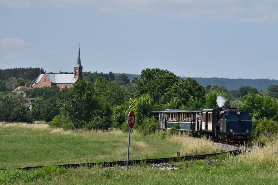 The steam train departs from Liptaň and continues on to Osoblaha | Photo: Břetislav Tureček, Radio Prague International The steam train departs from Liptaň and continues on to Osoblaha | Photo: Břetislav Tureček, Radio Prague International
