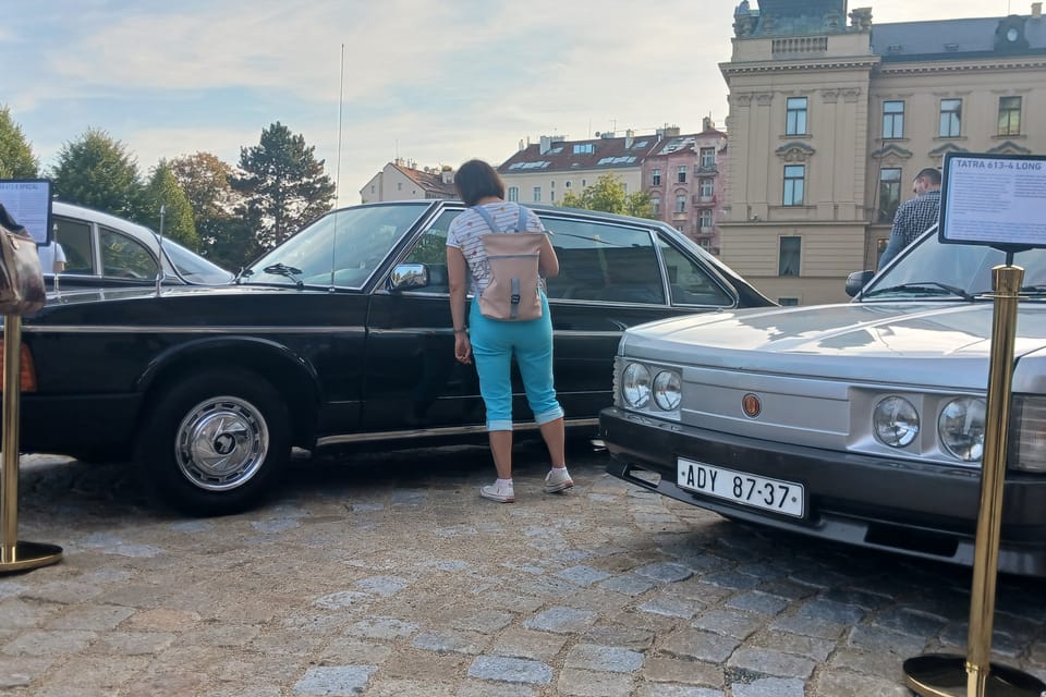 Exhibition of historic government vehicles in the garden of the Straka Academy | Photo:  Lenka Žižková,  Radio Prague International