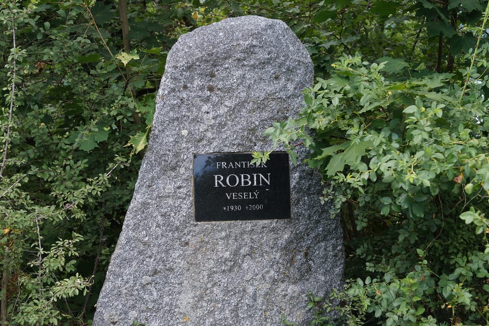 Monument to František “Robin” Veselý by the Albert lookout spot | Photo: Miloš Turek,  Radio Prague International