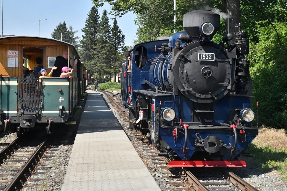 The steam locomotive will soon depart from Osoblaha on a special train back to Třemešná | Photo: Břetislav Tureček,  Radio Prague International