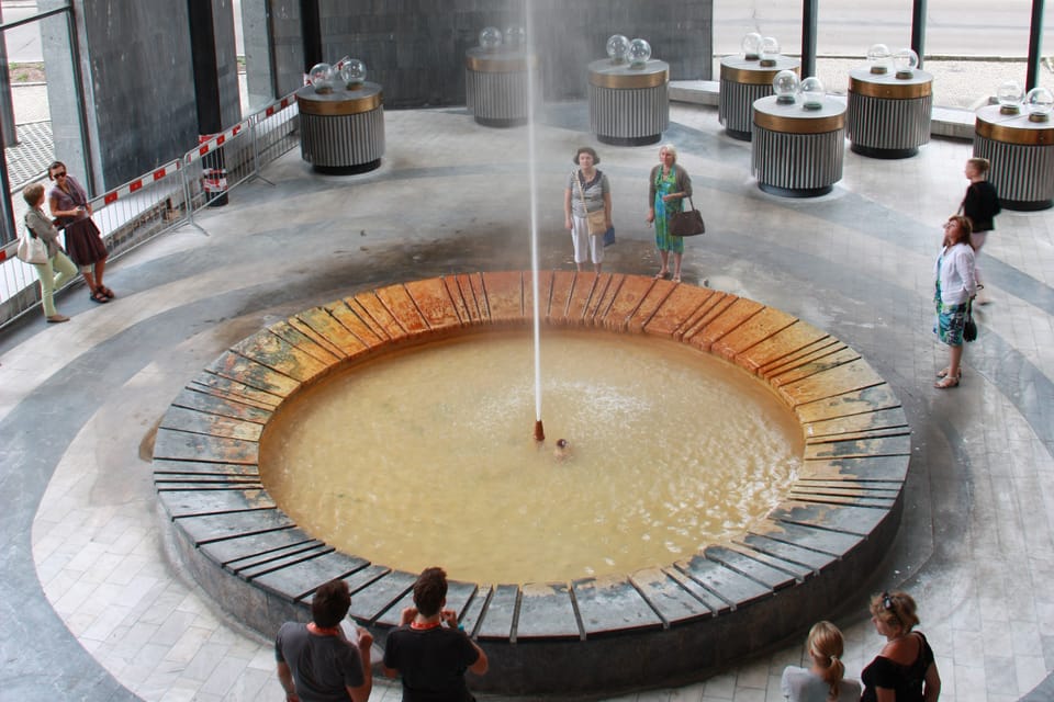 Karlovy Vary mineral spring Vřídlo | Photo: Barbora Němcová, Radio Prague International Karlovy Vary mineral spring Vřídlo | Photo: Barbora Němcová, Radio Prague International