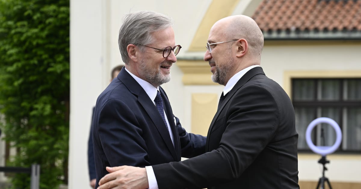 EU leaders pledge increased support for Ukraine at Prague meeting - Vimarsana News