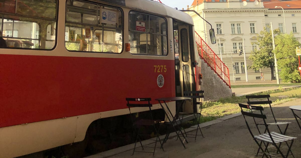 U historického Strahovského stadionu se na bistro přeměnila pražská tramvaj