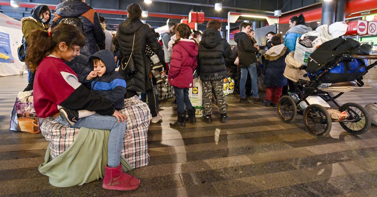 Ukrainian refugees arriving by the thousands at Prague's main train ...