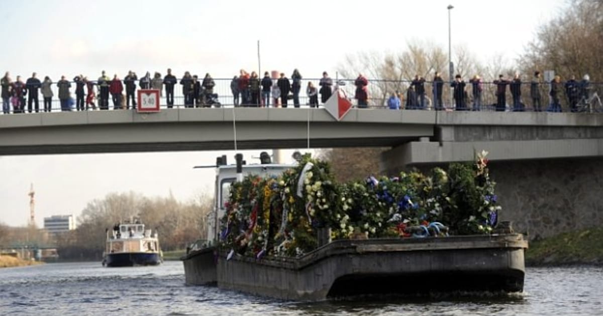 Hundreds Gather To Drop V Clav Havel S Funeral Flowers Into Elbe River   Havel Lod 