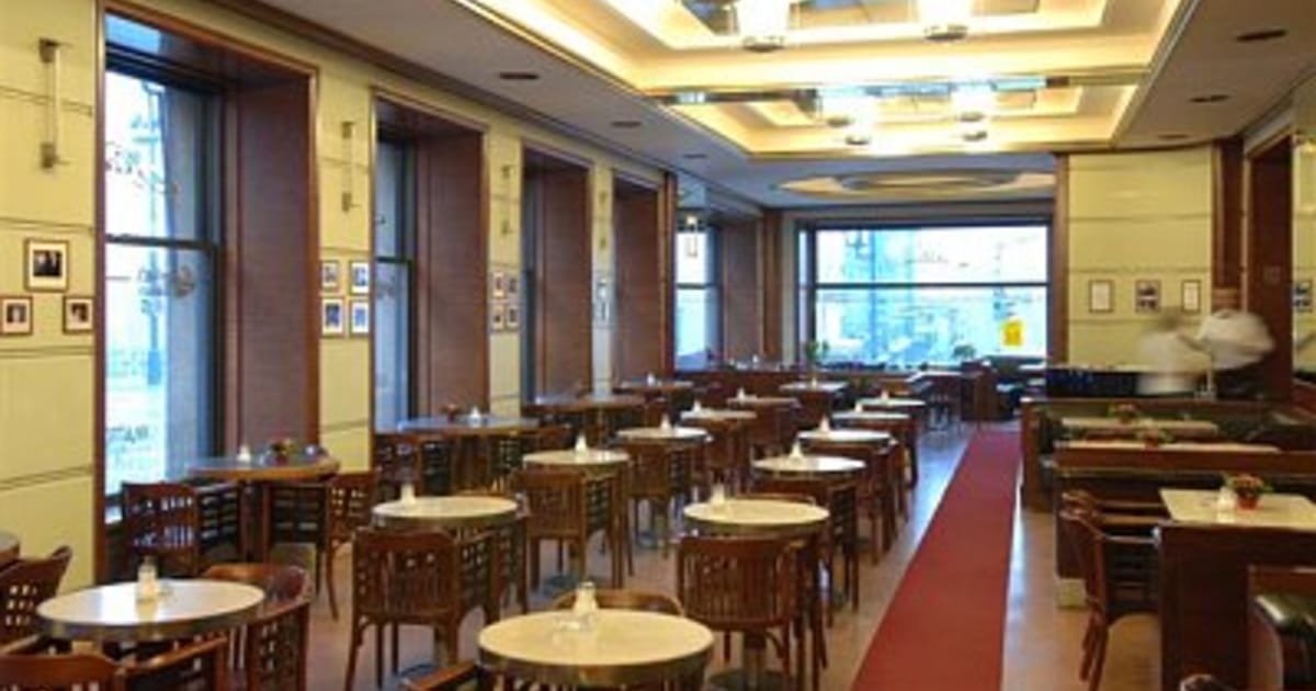 A Prague institution - the famous Café Slavia | Radio Prague