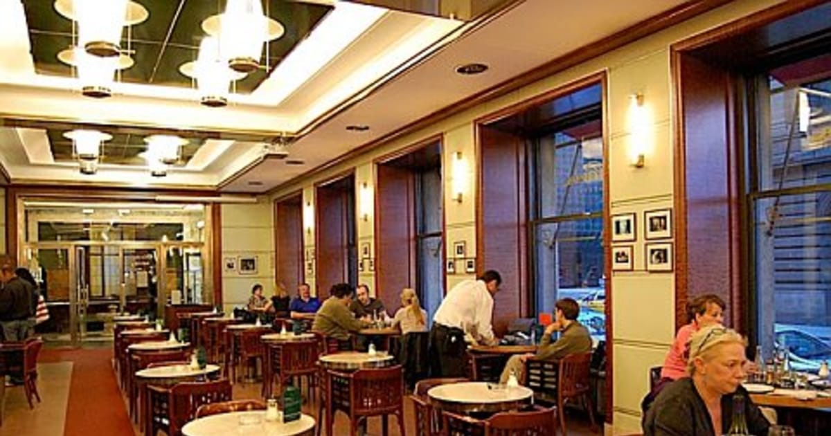 A Prague institution - the famous Café Slavia | Radio Prague