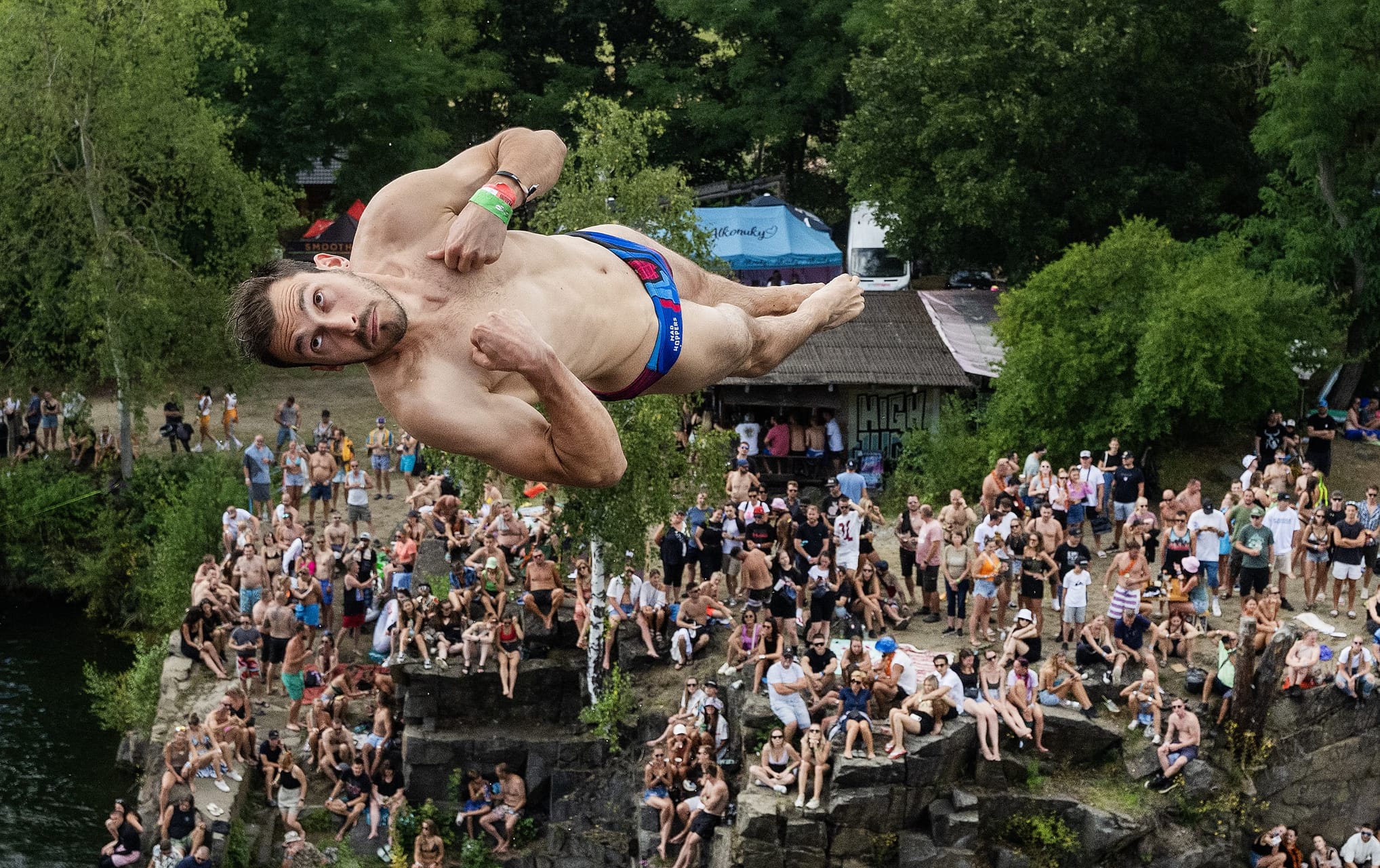 Quarry Jumping Breathtaking cliff jumping show in Hřiměždice quarry | Radio Prague ...
