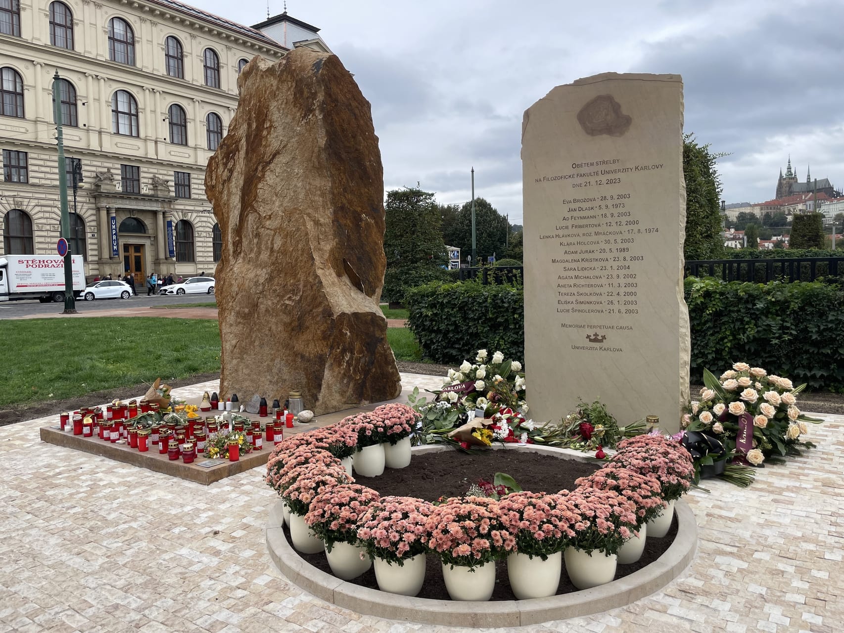 Victims of Charles University shooting memorialized on plaque | Radio Prague International