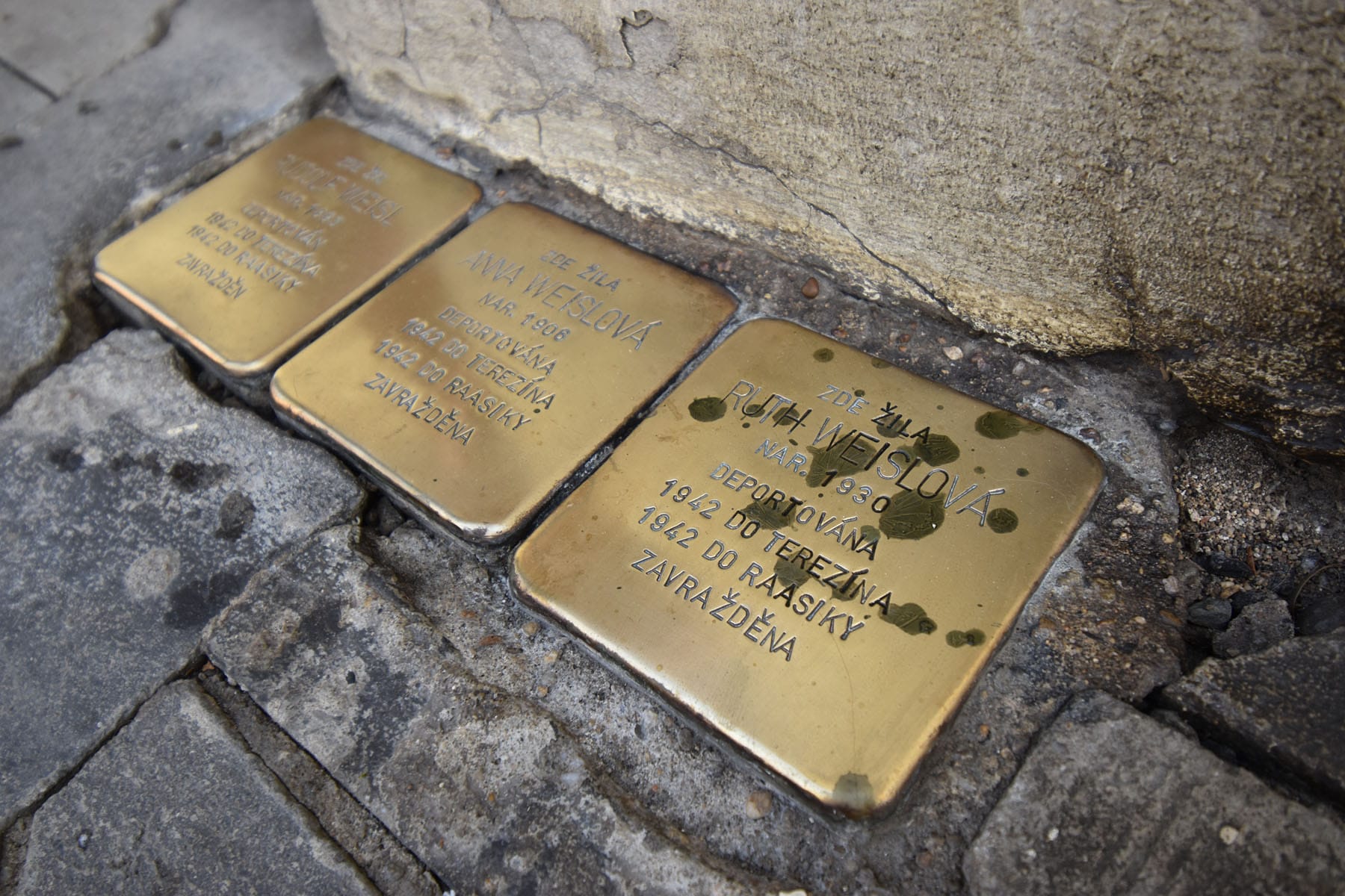 Prague S Stolpersteine New Book Pays Tribute To Prague Nazi Victims   Kameny Zmizelych2 