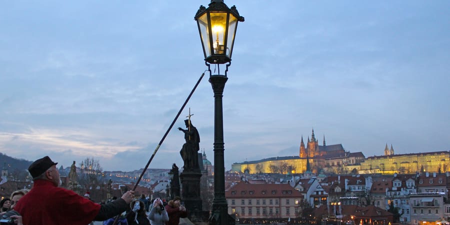Prague's gas lamp lighter returns for Advent | Radio Prague International - Vimarsana News